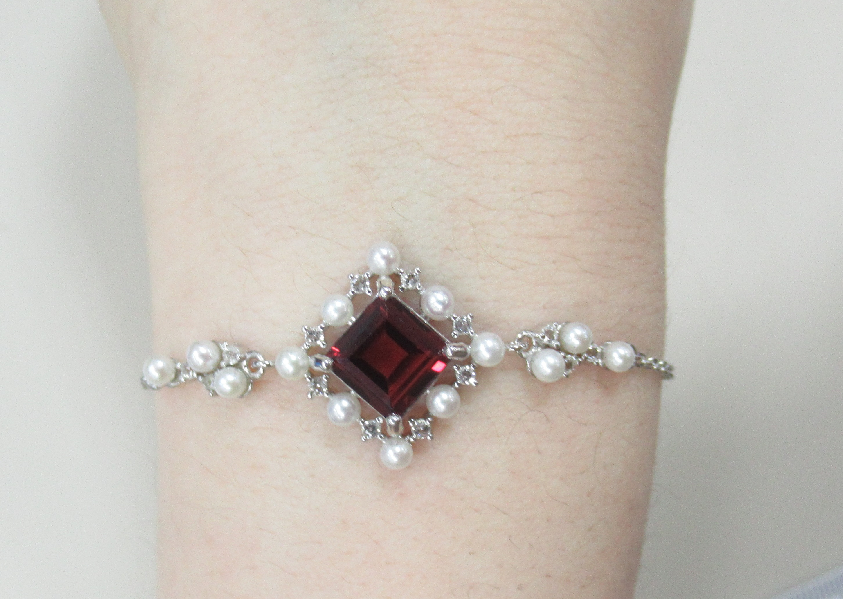 Серебряный браслет с гранатом и жемчугом